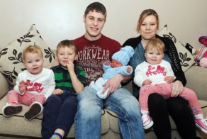 Four kids borned on the same date