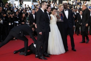Photographer Tries To Get Exlusive Up Skirt Pics