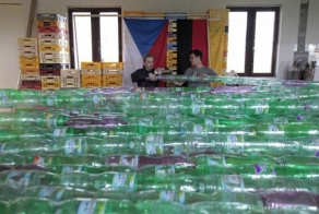 Students Build An Amazing Boat Out Of Plastic Bottles