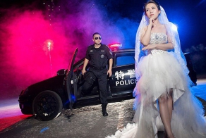 Chinese SWAT Officer Takes Wedding Photos At Work