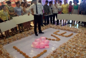 How To Propose Using 1,001 Hot Dogs