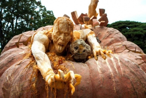 40 Detailed Pumpkin Carvings That Make Normal Ones Seem Boring