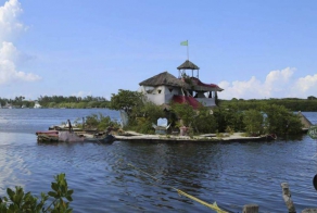 An Englishman makes floating home out of recycled plastic bottles