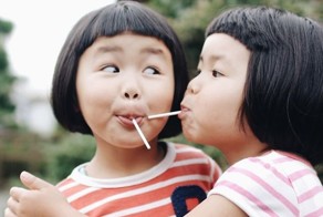 Dad Photographs His Inseparable Twin Daughters