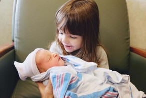 32 Priceless Photos Of Kids Meeting Their Siblings For The First Time