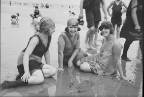 This Is What Women Wore To The Beach In The 1920s