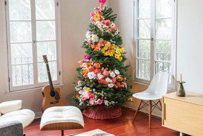 People Are Decorating Their Christmas Trees With Flowers And The Results Are Beautiful