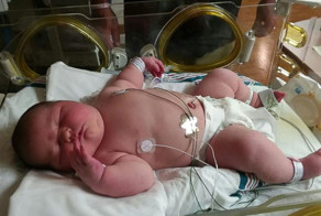 Mom Gives Birth To A 6Kg Baby, And Her Photos Become Internet Sensation