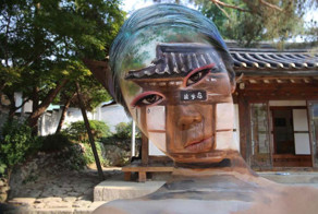 What This Artist Does To Her Face Will Seriously Mess With Your Mind