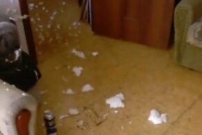 Мужчину вынудили впервые в жизни воспользоваться монтажной пеной. Результат его трудов оказался предсказуем