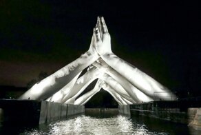Giant Hands Reaching For Each Other Becomes The Newest Monumental Sculpture In Venice