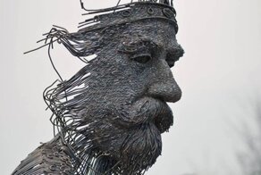 This Sculptor Bends Metal Wire Into Incredible Sculptures Of Historical Figures