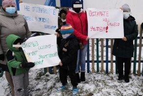 В Омской области учительница, устроившая пикет против закрытия школы, понесла наказание
