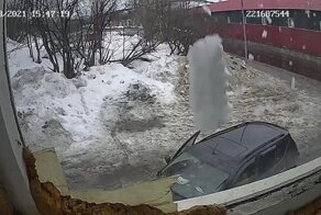 Глыба льда рухнула на машину с людьми
