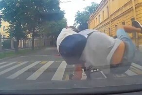 Велосипедист соскочил с тротуара прямо под автомобиль