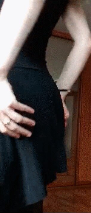 Аргентинская студентка мастурбирует по вебкамере и встав поворачивается попой чтобы нагнуться и пальцами трогать дырки