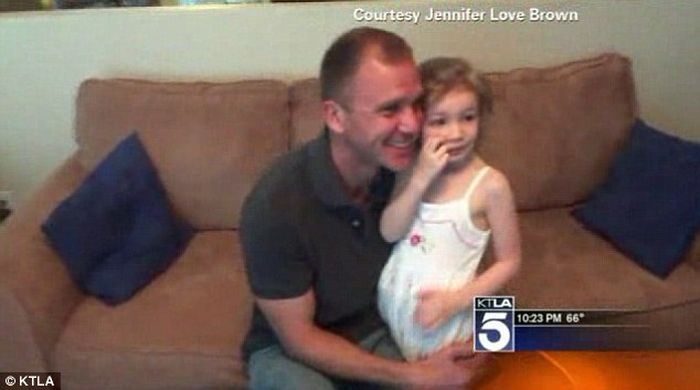 Отец трахнул дочь раком на диване в своем кабинете