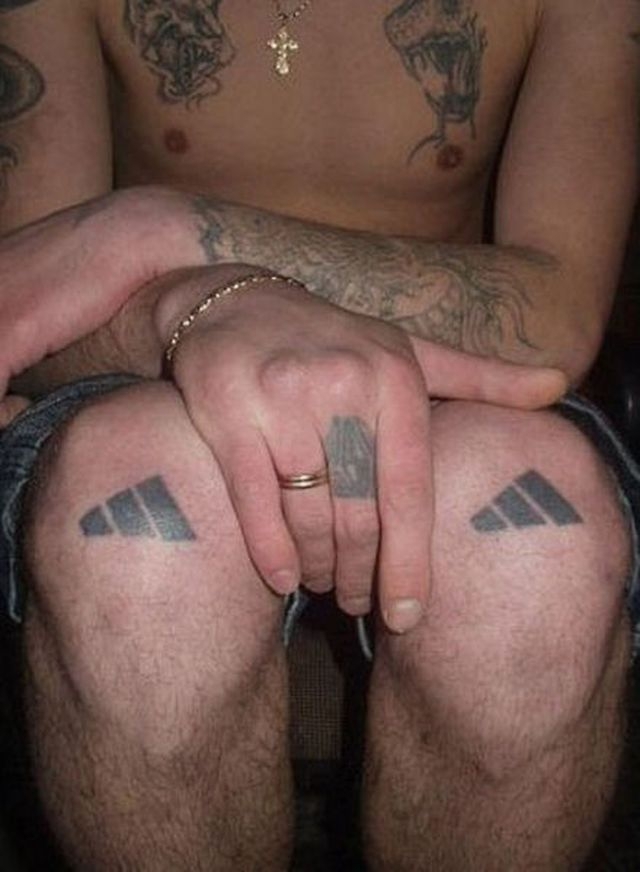 Татуировання сучка с огромными бидонами делает минет мужику