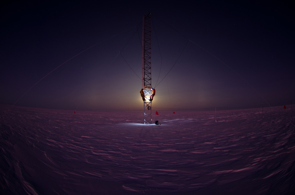Ученые, работающие на башне в Антарктиде