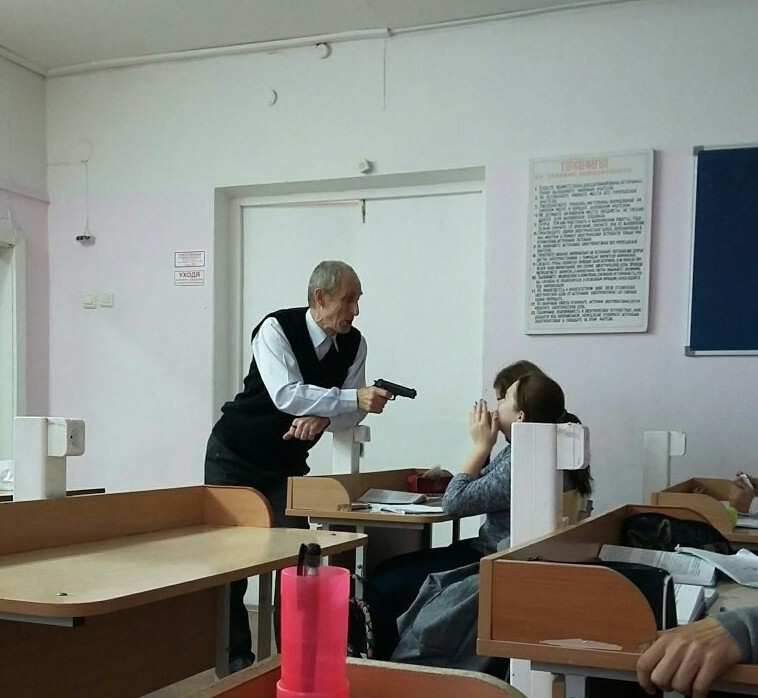 Похотливая учительница попросила студента дать ей в рот за зачет автоматом