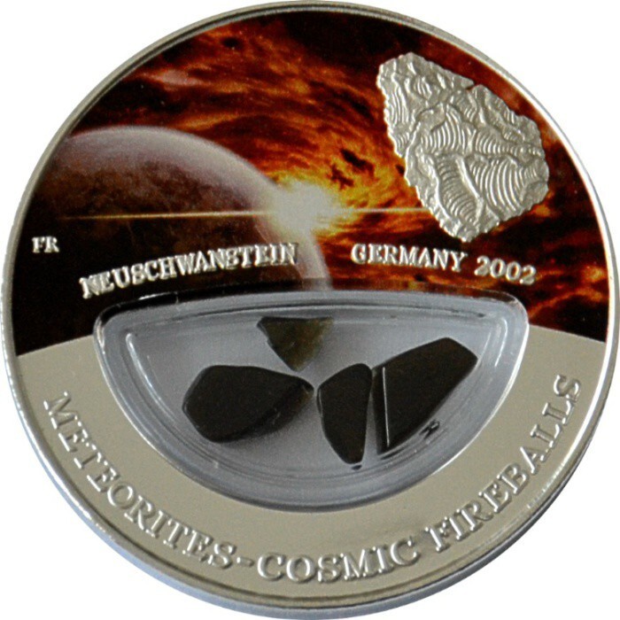 8. Серебряная монета с фрагментами метеорита, Фиджи