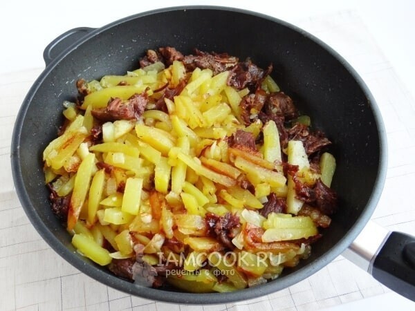 Готовим любимый рецепт жареной картошечки с добавлением тущенки