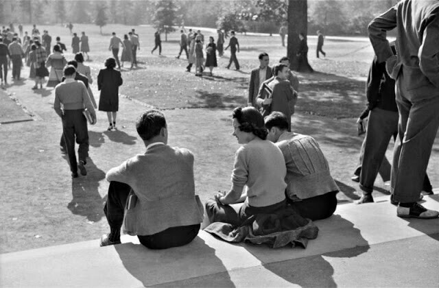 Студенты во время перемены, Университет Северной Каролины, Чапел-Хилл, Северная Каролина, сентябрь 1939 г.