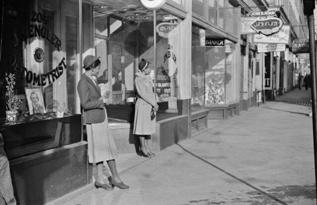 Домашняя прислуга в ожидании трамвая по пути на работу рано утром, Митчелл-стрит, Атланта, Джорджия, 1939 год