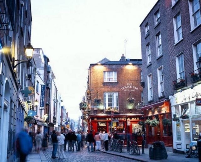 16. «Темпл-бар в Дублине переполнен туристами, и цены сильно завышены. К счастью, в городе есть бесчисленное множество других пабов, многие из которых находятся всего в нескольких шагах от Темпл-бара».