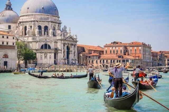 15. «Поверьте итальянцу: не задерживайтесь в Венеции. Там все очень дорого и рассчитано на туристов, которые ничего другого не знают. Не планируйте делать там покупки и не обедайте в модных ресторанах. Прежде всего, не заказывайте рыбу или морепродук