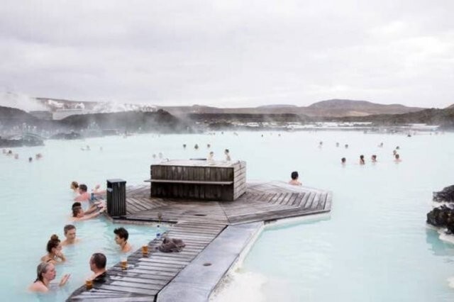 14. «В Исландии это голубая лагуна. Слишком дорого (40-60 евро за посещение) для страны, которая может похвастаться огромным количеством природных горячих источников. Там дорогой не только вход, но и все остальное: от массажа до тоста с авокадо за 20