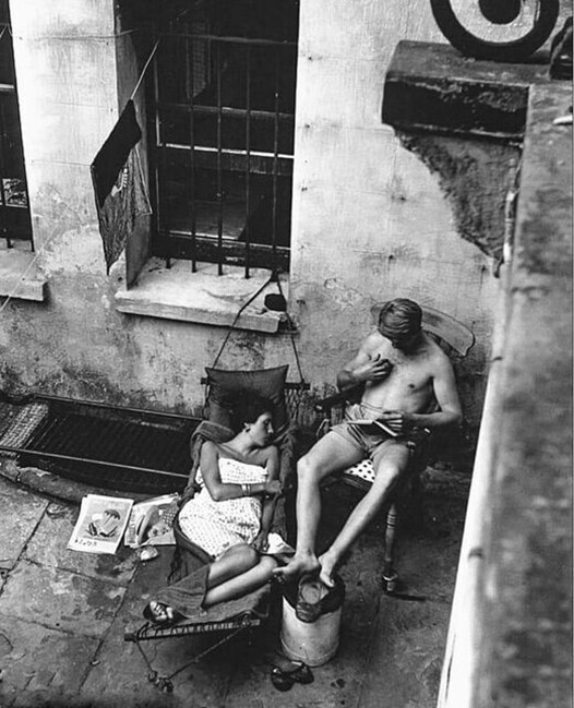  Пара отдыхающая во дворе дома. Лэдброк Гроув, Северный Кенсингтон, Лондон, 1955 год