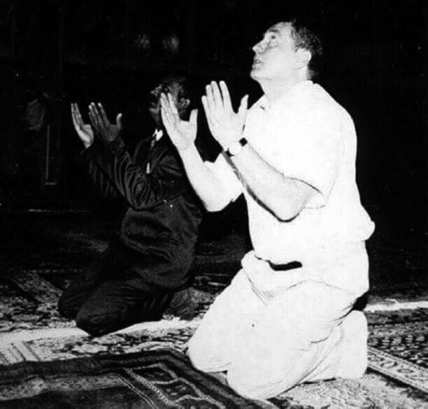 6. Влaдимир Жириновский и Cаддам Хусейн совершают намаз в Багдаде, 1993 год.