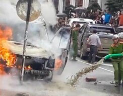 Ассенизаторы потушили горящий автомобиль Ассенизаторы потушили горящий автомобиль