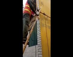 Рабочий увлекся процессом сваривания трубы и попал в просак Рабочий увлекся процессом сваривания трубы и попал в просак