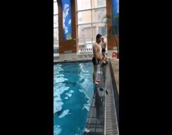 Очень болезненный прыжок в бассейн Очень болезненный прыжок в бассейн