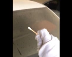 Художник демонстрирует свой талант на грязном стекле автомобиля Художник демонстрирует свой талант на грязном стекле автомобиля