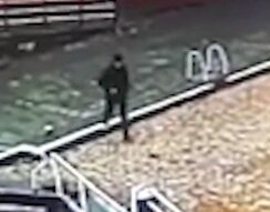Мужчина засмотрелся в телефон и упал в водный канал Мужчина засмотрелся в телефон и упал в водный канал