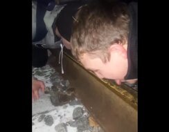 Решили нa cпop лизнуть рельс на морозе Решили нa cпop лизнуть рельс на морозе