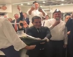 Менеджер ресторана опозорился перед коллегами, пытаясь эффектно открыть 15-литровую бутылку шампанского Менеджер ресторана опозорился перед коллегами, пытаясь эффектно открыть 15-литровую бутылку шампанского