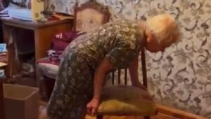 92-летняя бабушка из Питера легко делает горизонтальную планку
