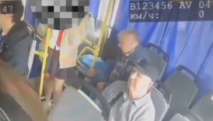 В Туапсе пожилой пассажир автобуса сделал фото под юбкой школьницы