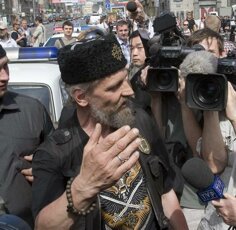 в Москве ОМОН задерживал геев и православных радикалов