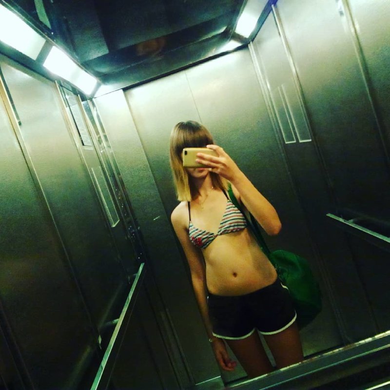 Горячая девушка сбрасывает летнее платье в подъезде порно фото