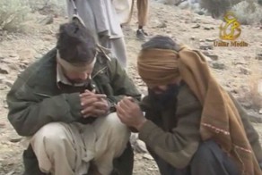 Шокирующие кадры: Расстрел пакистанских военных талибами (14 фото)