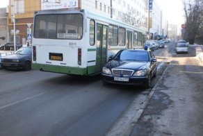 Парковка машины с номерами ФСО на встречной полосе (5 фото)