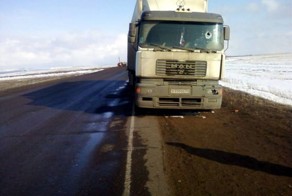 Водитель фуры пострадал от прилетевшего в лобовуху кирпича (7 фото)