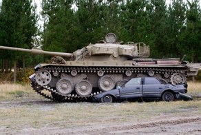 Развлечение для настоящих мужчин - езда на танках по машинам (11 фото+видео)