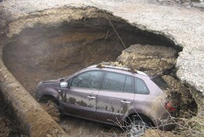 В Туле Рено Колеос ушел под землю за секунды (5 фото+2 видео)