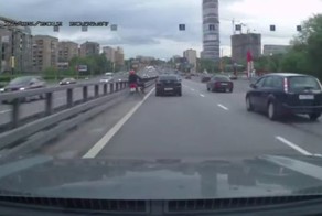 Водитель Mazda 3 притер мотоциклиста об отбойник ОСТОРОЖНО ЖЕСТЬ (видео)